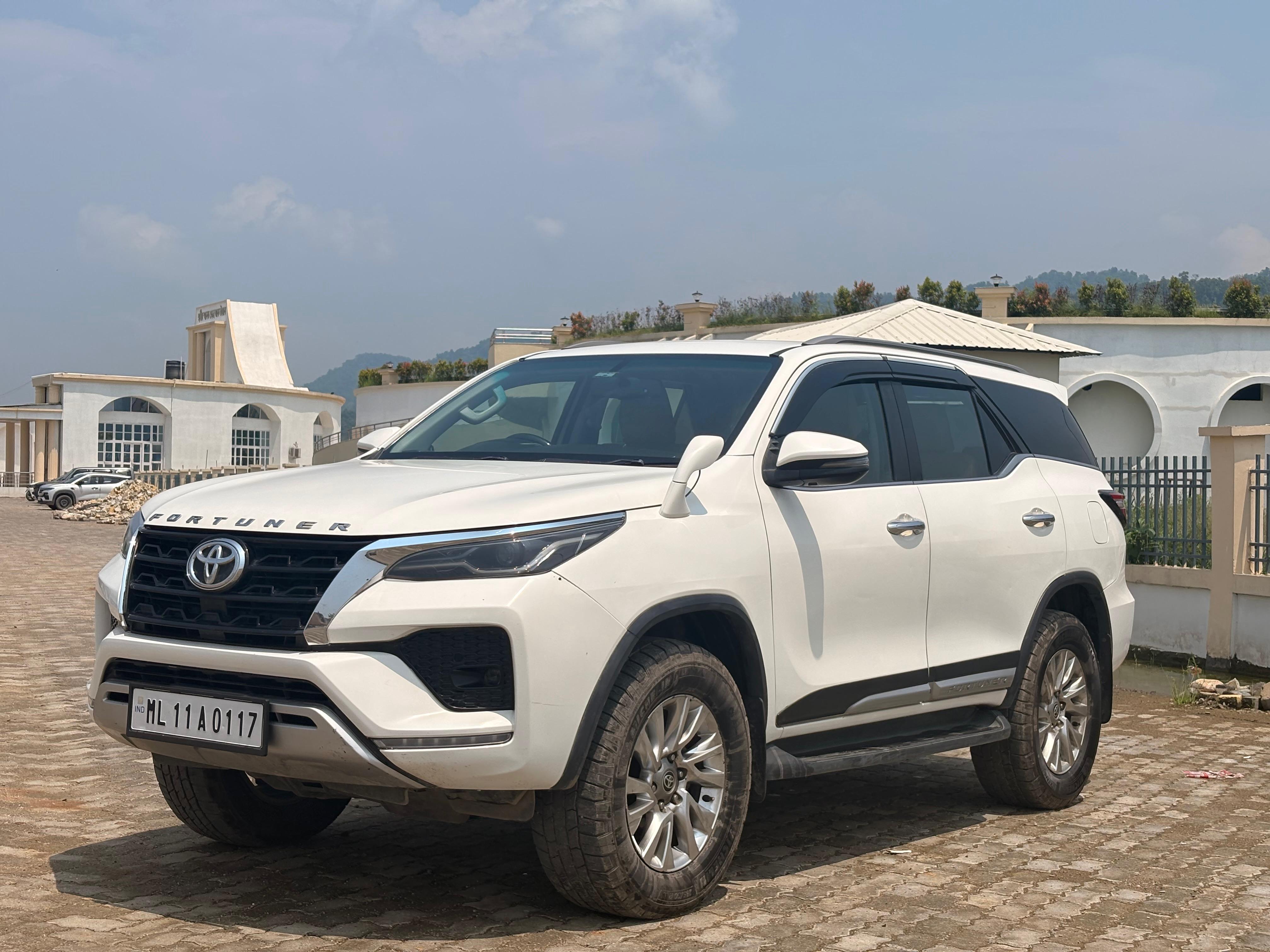 TOYOTA FORTUNER SIGMA 4 (MT)